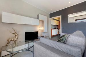 un salon avec un canapé et une table en verre dans l'établissement Appartamento Il Campanile, à Tignale