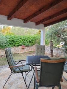 a patio with a table and chairs on a patio at House Feniks, 2 bedrooms, private parking, Starlink! in Milna +29 photos