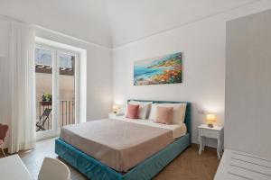 Postel nebo postele na pokoji v ubytování Lubrense Signature Suites