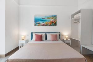 Postel nebo postele na pokoji v ubytování Lubrense Signature Suites