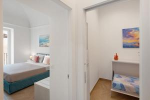 Postel nebo postele na pokoji v ubytování Lubrense Signature Suites