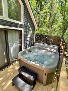 Gambar di galeri bagi Hot Tub Luxe Retreat • Game Room • Lake • Bryce di Basye