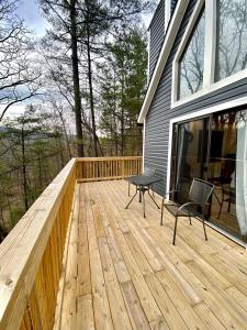 Balkoni atau teres di Hot Tub Luxe Retreat • Game Room • Lake • Bryce