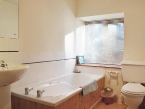 ein Badezimmer mit Badewanne, Toilette und Waschbecken in der Unterkunft Granary Cottage in Oswestry + 2 Fotos