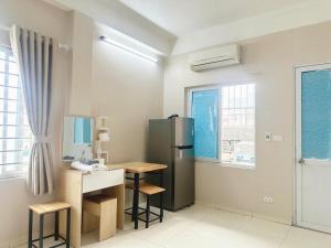 河内Quảng Ninh 501DM的配有冰箱、桌椅的厨房