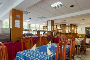 Reštaurácia alebo iné gastronomické zariadenie v ubytovaní Hotel Nostra
