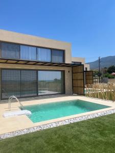 ein Haus mit einem Swimmingpool im Hof in der Unterkunft springs suites no2 in Kato Alepochori