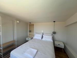 ein Schlafzimmer mit einem weißen Bett und zwei Kissen in der Unterkunft springs suites no2 in Kato Alepochori