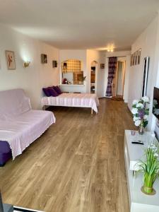 Posteľ alebo postele v izbe v ubytovaní Grand Studio bahia2 501 avec terrasse face mer et coeur d Empuriabrava
