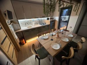 a kitchen with a table and some chairs and a kitchen with at KUZINATRA Apartament in Slănic-Moldova