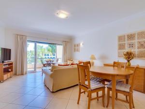 una sala de estar con un sofá y una mesa en 1 bdr apartment with pool next to Laguna Golf Course, en Vilamoura