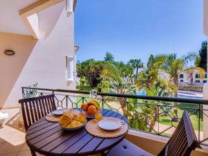 Una mesa con un bol de fruta en un balcón. en 1 bdr apartment with pool next to Laguna Golf Course, en Vilamoura