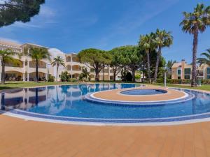 una gran piscina frente a un edificio en 1 bdr apartment with pool next to Laguna Golf Course, en Vilamoura
