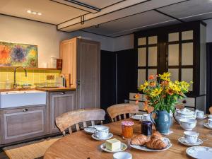 una cocina con una mesa de madera con comida. en Needle House, en Ravenstonedale