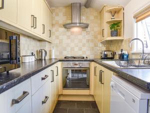 Kuchyň nebo kuchyňský kout v ubytování Chase Heys Cottage