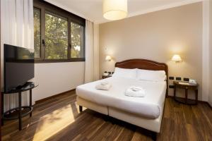 sypialnia z łóżkiem i dwoma ręcznikami na nim w obiekcie Best Western Air Hotel Linate w mieście Segrate