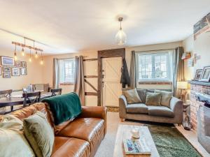 una sala de estar con un sofá y una mesa en Our House, en Bere Regis