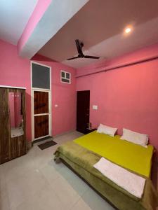 Letto o letti in una camera di Hotel Shree Ram