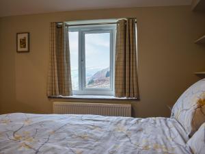 Un pat sau paturi într-o cameră la Striding Edge Cottage