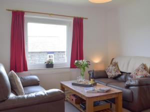 Una sala de estar con dos sofás y una mesa de café. en Ferry View, en Cardigan