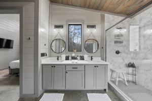 ブロークン・ボウにあるRowdy Creek Pines Retreat & Hot Tubの洗面台とシャワー付きの白いバスルーム +73枚の写真