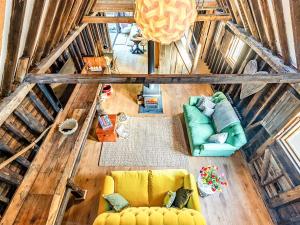 Ruang duduk di Old Shires Barn