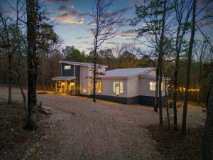 ブロークン・ボウにあるRowdy Creek Pines Retreat & Hot Tubの森の真ん中にある小さな家