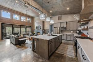 ブロークン・ボウにあるRowdy Creek Pines Retreat & Hot Tubの島の真ん中にあるキッチン