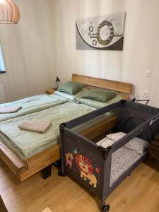 Postel nebo postele na pokoji v ubytování Apartmány v Javorné na Šumavě
