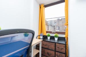 a room with a table and a chair and a window at Open Mind Property - Cozy 2 Bed Room & Free Parking in Portsmouth