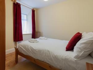 ein Schlafzimmer mit einem Bett mit zwei Handtüchern darauf in der Unterkunft Larkrise in Kingswear