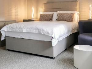Katil atau katil-katil dalam bilik di Apartment Eight At Barton Manor - Uk39563