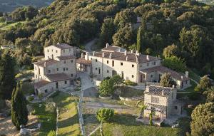 una vista aérea de una gran casa en una colina en Mommialla, en Gambassi Terme