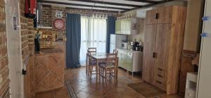 a kitchen and dining room with a table and chairs at Acogedor Apartamento Loft in Fuenlabrada +21 photos