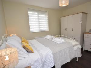 a bedroom with a bed with two towels on it at 1 Bed in Instow 52974 in Instow +9 photos