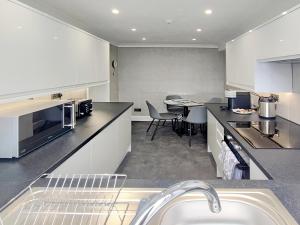 パガムにあるApartment 3 Barton Manor - Uk40088のシンクとカウンタートップのあるキッチン