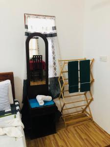 Area tempat duduk di Trinco Be Cool Hostel