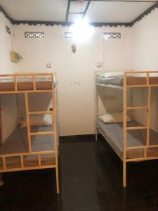 Tempat tidur dalam kamar di Trinco Be Cool Hostel