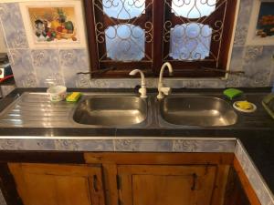 Dapur atau dapur kecil di Trinco Be Cool Hostel