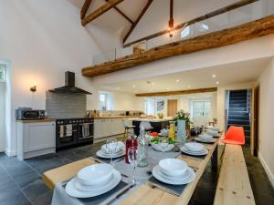 Η κουζίνα ή μικρή κουζίνα στο 6 Bed in Hatherleigh 79407