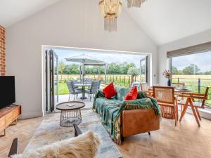 ein Wohnzimmer mit Sofa und Tisch in der Unterkunft Uk47693 - Piglet Cottage in Wimbish