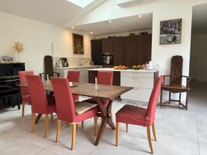 VillevieilleにあるVilla en boisの木製のテーブルと椅子のあるキッチンとダイニングルーム