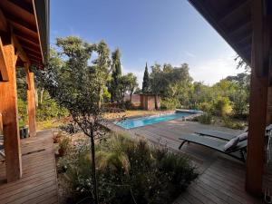 VillevieilleにあるVilla en boisの家の玄関からスイミングプールを望む