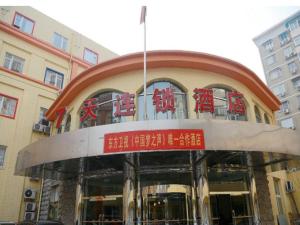 een gebouw met een bord aan de voorkant bij 7Days Inn Beijing Tiantan East Gate in Beijing