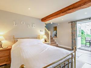 West Camelにある1 Bed in Castle Cary POLOCの大きなベッドと階段のある寝室