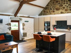 una cucina con isola al centro di una stanza di Ty Chwiad - Uk45650 a Rhiw