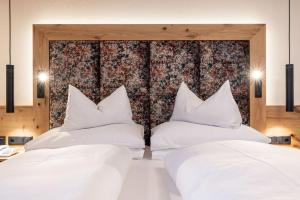 Letto o letti in una camera di Hotel Edenlehen