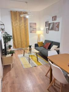 Posezení v ubytování Maison cosy et calme à proximité de la gare + 23 fotografií