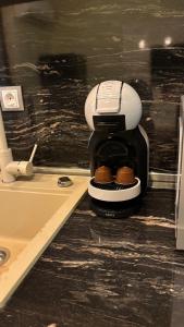 プロブディフにあるCosy apartment 11Mins Centerのコーヒーメーカー(カップケーキ付きカウンター)