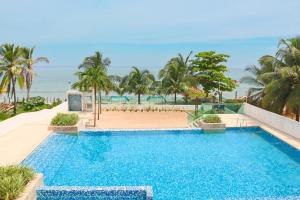a swimming pool with a view of the ocean at Magico Apartamento Frente al Mar 3 Habitaciones TR52 in Coveñitas +32 photos